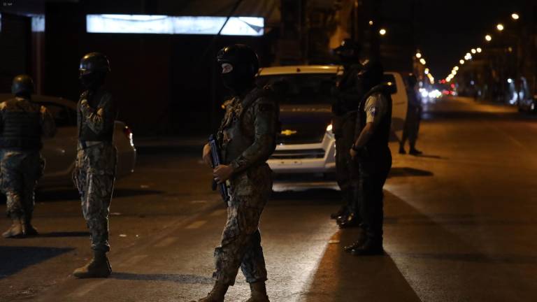 Miembros de la Policía y las Fuerzas Armadas patrullando. Foto: API