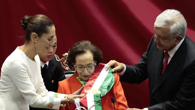 Fotografía de archivo tomada el 1 de octubre que muestra a la presidenta de la Cámara de Diputados de México, Ifigenia Martínez (c).