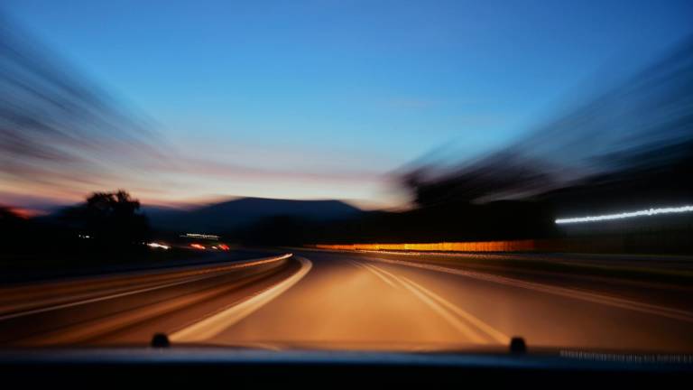 Madre abandonó a su hija en medio de una autopista porque sacó malas notas en el colegio