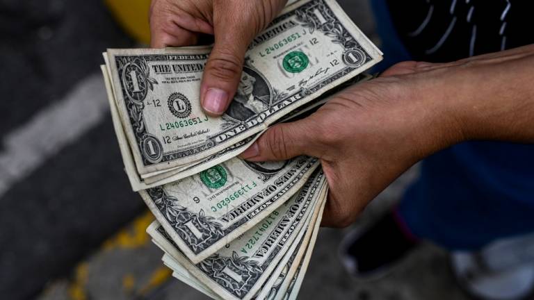 El dólar no frena hiperinflación que estrangula Venezuela