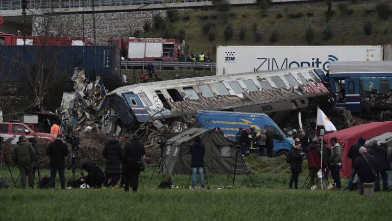 Choque mortal de trenes en Grecia deja 36 fallecidos hasta el momento; el accidente dejó los vagones calcinados