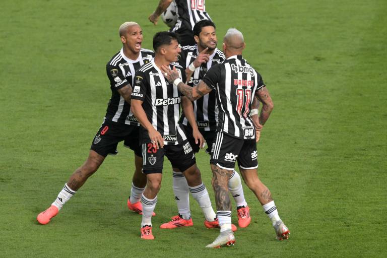 $!El chileno Eduardo Vargas celebra el descuento del Mineiro con sus compañeros, entre ellos el ecuatoriano Alan Franco.