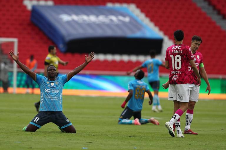 $!Jugadores de El Nacional celebran al ganar la final de la Copa Ecuador este miércoles, frente a Independiente del Valle, en el Estadio Rodrigo Paz Delgado en Quito.