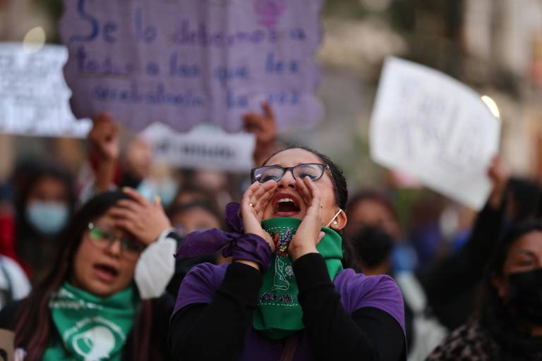 $!Una joven grita arengas durante una movilización de cientos de mujeres que se toman las calles hoy con motivo del Día Internacional de la Mujer, en Quito (Ecuador).