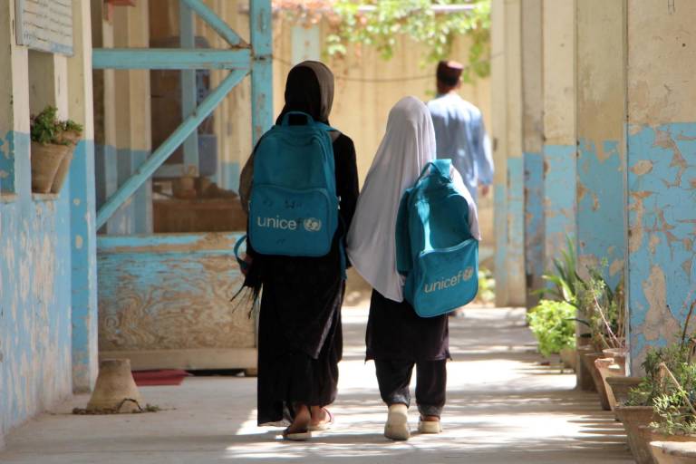 $!Niñas afganas llegan a la escuela primaria después de regresar de las vacaciones de verano en Kandahar, Afganistán, el 8 de septiembre de 2024.