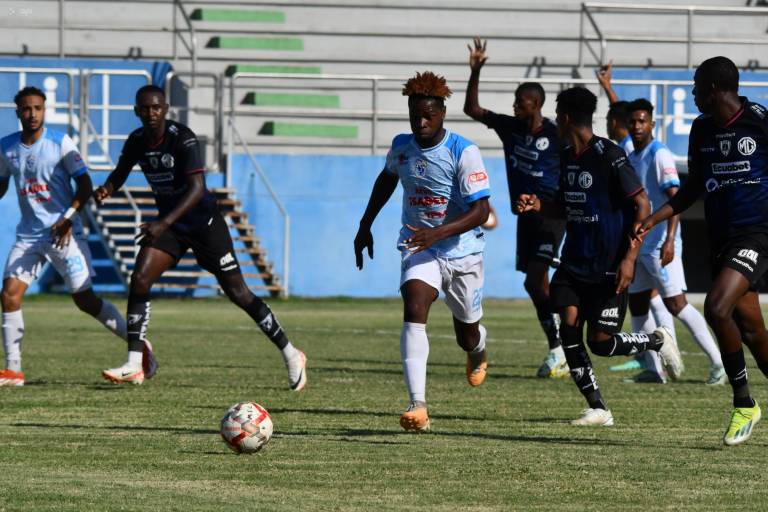 $!Fotografía del club Manta FC enfrentándose al Independiente Jrs en un partido por la fecha 21 del Campeonato Nacional de Fútbol Liga Pro Ecuabet Serie B 2024.