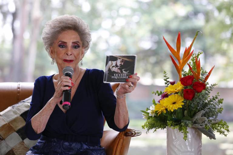 $!María del Refugio Abarca, esposa del fallecido cantante mexicano, Vicente Fernández, participa en una rueda de prensa sobre el nuevo disco póstumo del artista.