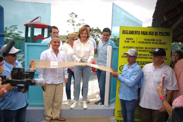 $!Isabel Noboa, presidenta de Nobis Holding de Inversiones, en el corte de cinta durante la inauguración de la renovada área de piscinas de Pachakay.