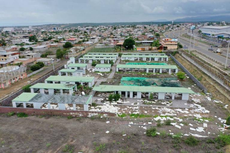 $!Una de las escuelas tipo milenio que está abandonada y destruida.