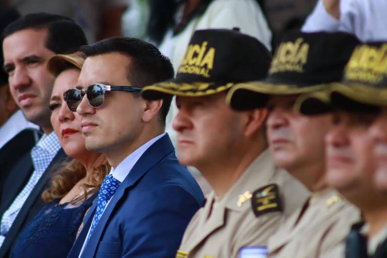 $!El presidente Daniel Noboa, junto a policías durante la inauguración de las Unidades de Policía Comunitaria (UPC) de San Antonio y Santa Rosa, en Ambato.