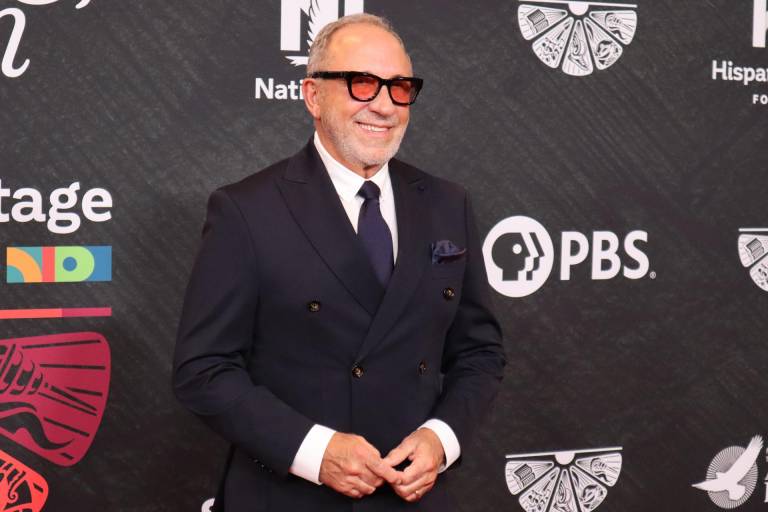 $!El productor Emilio Estefan posa a su llegada a la XXXVII edición de los premios de la Fundación Herencia Hispana este jueves, en el Kennedy Center en Washington (EE. UU).