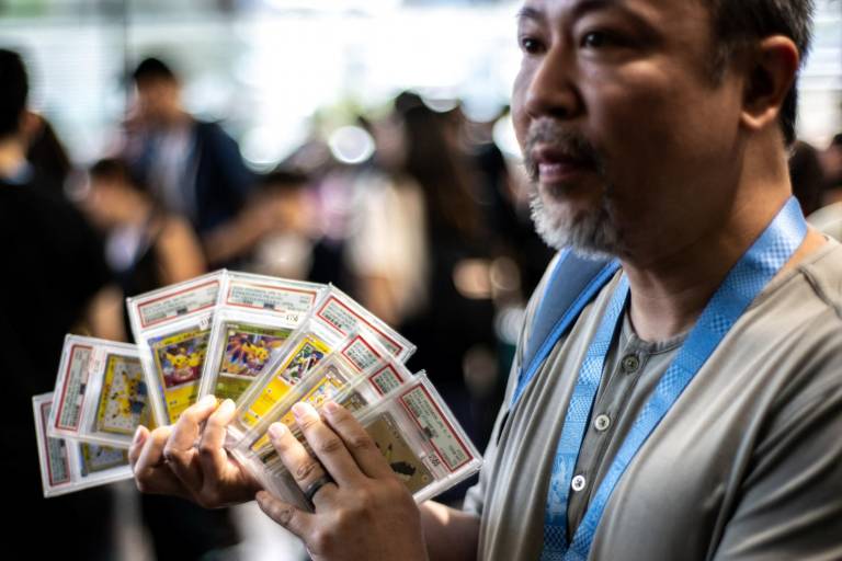 $!El fanático de Pokémon Jeffrey Ng visita el área comercial dedicada durante el Campeonato Mundial Pokémon 2023 en Yokohama.