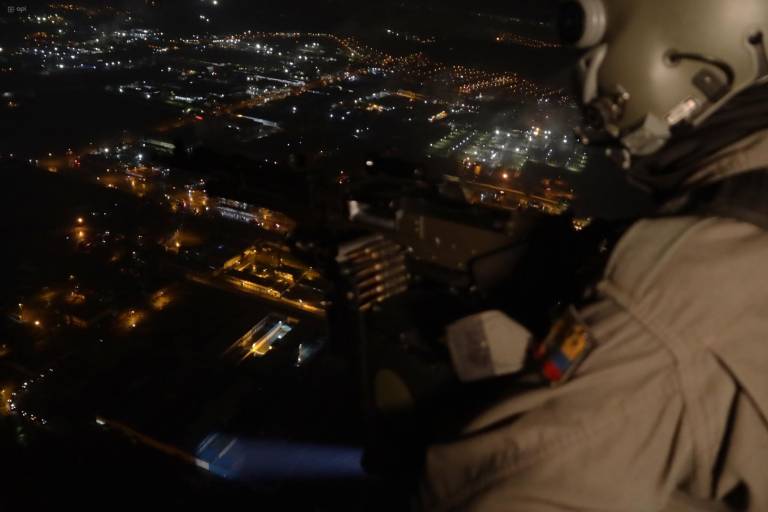 $!Fotografía tomada durante un operativo de control aéreo realizado a inicios de este año, en el marco de la declaratoria de conflicto interno armado, de noche, sobre Guayaquil, una de las ciudades que registran mayores índices de delincuencia.