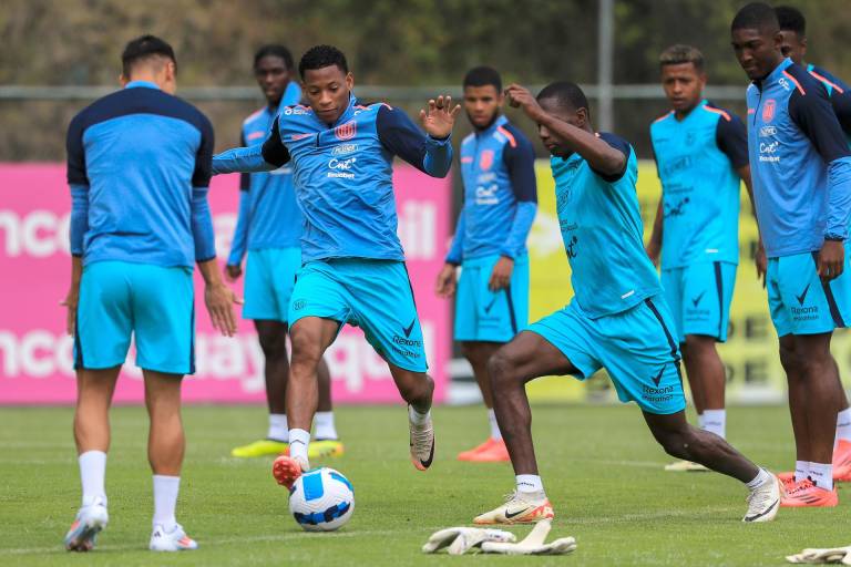 $!El jugador de la selección de fútbol de Ecuador, Gonzalo Plata (2-i), participa en un entrenamiento este martes en Quito.