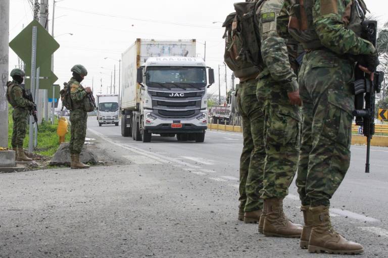 $!Soldados del Batallón de Infantería de Guayaquil vigilan la salida de la ciudad al cantón de Daule, en Guayaquil (Ecuador).