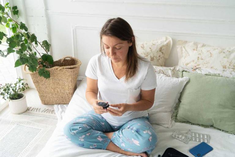 $!Mujer usando un glucometro. La resistencia a la insulina, la obesidad y las alteraciones hormonales están relacionadas al síndrome metabólico.