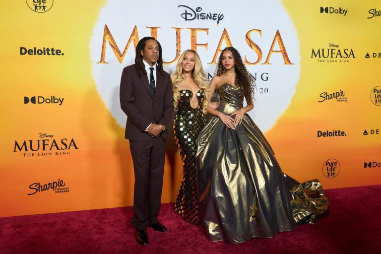 $!Jay-Z (i), Beyonce (C), and Blue Ivy Carter (d), atendieron la premier de Disney de la película Mufasa: The Lion King en la que intervinieron la cantante y su hija de 12 años.