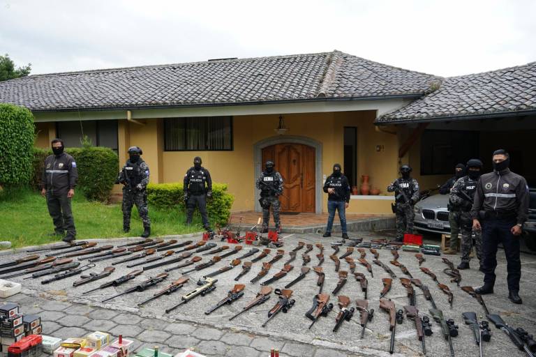 $!Fotografía de una incautación realizada el 17 de enero del 2024 en un domicilio en el poblado de Cumbayá mediante el operativo denominado Arsenal. Se hallaron 75 armas largas y 33 cortas, 11 prendas para cargar municiones , polvora y municiones..