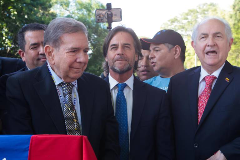 $!MONTEVIDEO (URUGUAY), 04/01/2025.- Edmundo González Urrutia (i) escucha a simpatizantes junto al presidente de Uruguay, Luis Lacalle Pou (c).