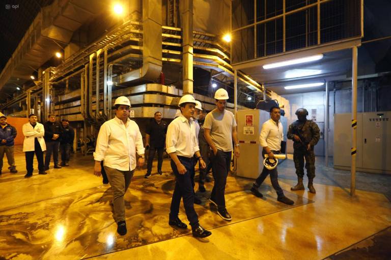 $!El presidente de la República, Daniel Noboa, visitó a la Central Hidroeléctrica Mazar para constatar la recuperación de alrededor de 18 metros, que representa el 35% del volumen del embalse.