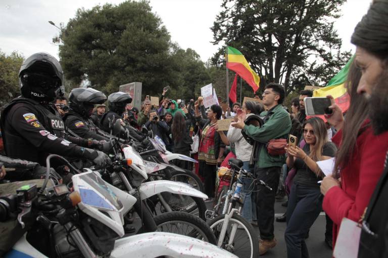 $!Fotografía de un plantón en Quito en el que manifestantes exigen al Gobierno localizar con vida a los cuatro niños.