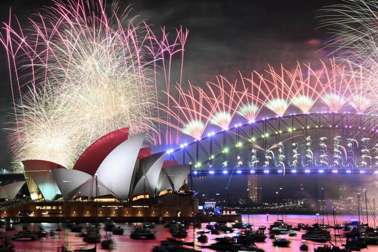$!Se ven fuegos artificiales sobre la Ópera de Sídney y el Puente del Puerto durante las celebraciones de Nochevieja en Sídney (Australia), hoy 01 de enero de 2024.