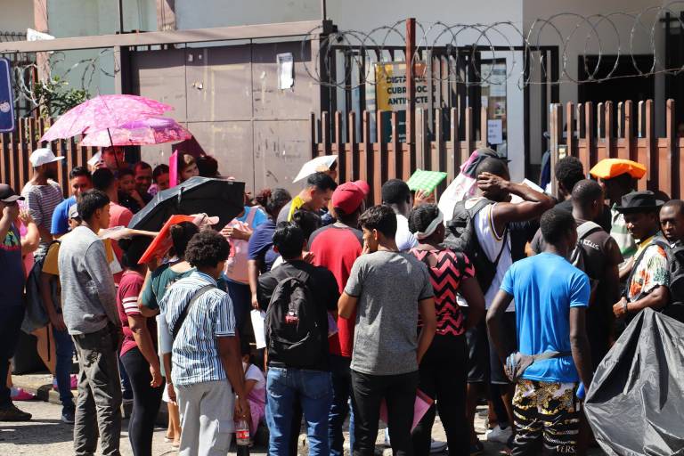 $!Migrantes hacen fila a la esperar de resolver su situación migratoria este sábado, en la ciudad de Tapachula, en el estado de Chiapas (México).