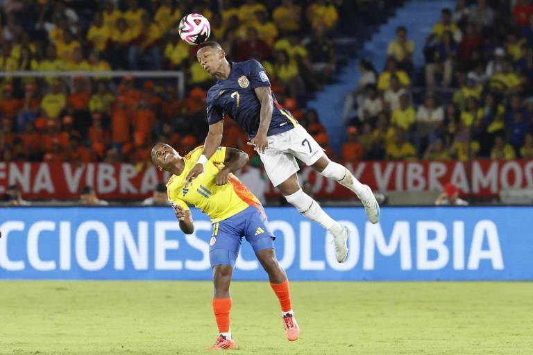 $!Jhon Arias (i) de Colombia disputa un balón con Pervis Estupiñán de Ecuador.