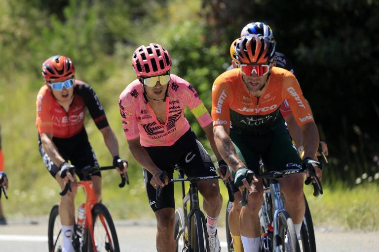 $!Corredores del grupo disidente, incluido el ciclista ecuatoriano Richard Carapaz (C) de EF Education - EasyPost, en acción durante la 18.ª etapa del Tour de Francia 2024.