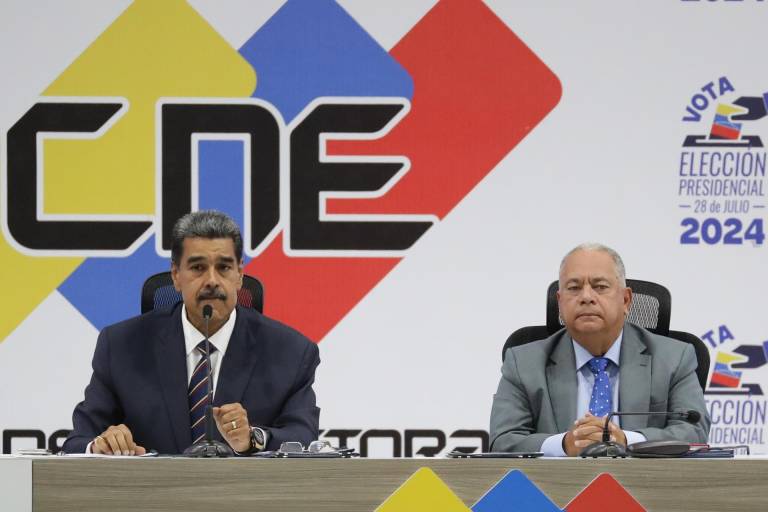 $!El presidente de Venezuela, Nicolás Maduro (i), habla junto al presidente del Consejo Nacional Electoral (CNE), Elvis Amoroso, luego de ser proclamado presidente reelecto por el CNE este lunes, en Caracas.