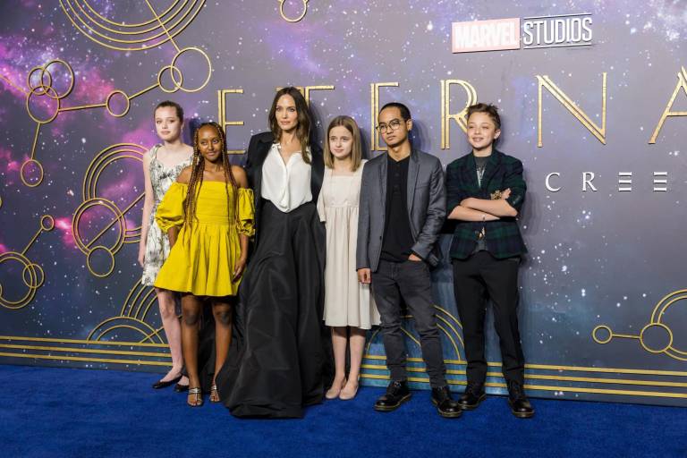 $!Shiloh Jolie, Zahara Jolie, Angelina Jolie, Vivienne Jolie, Maddox Jolie y Knox Jolie-Pitt en el estreno británico de 'Eternals' realizado en Londres, el 27 de octubre de 2021.