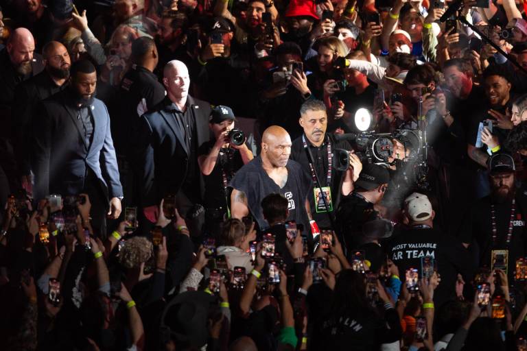 $!Mike Tyson llega a enfrentar a Jake Paul este sábado, en el AT&amp;T Stadium en la ciudad de Arlington.