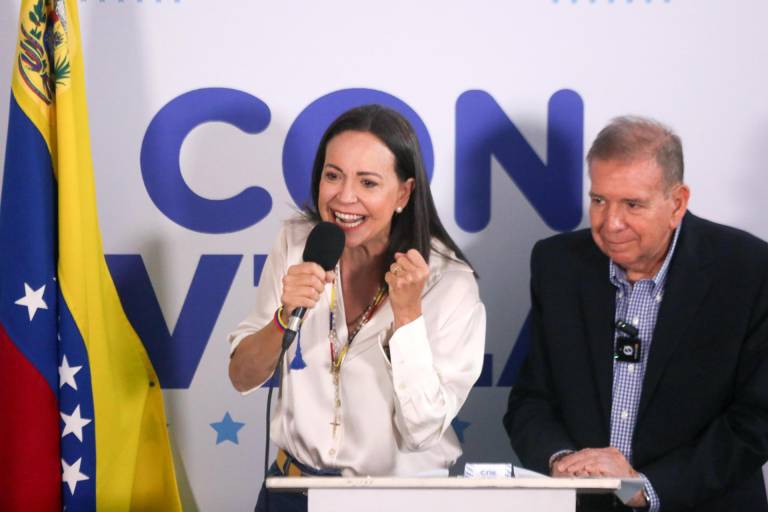 $!La líder opositora venezolana María Corina Machado (i) habla durante una rueda de prensa junto al candidato a la presidencia de Venezuela Edmundo González Urrutia este lunes.