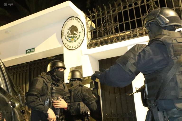 $!Fotografía de la irrupción armada ordenada por el presidente Daniel Noboa en la embajada de México en Quito, el 5 de abril de este año.