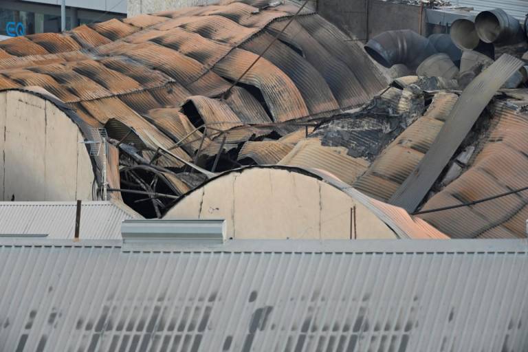 $!Esta imagen tomada el 2 de octubre de 2023 muestra una vista del techo dañado tras un incendio en una discoteca que mató al menos a trece personas en una discoteca de Murcia.