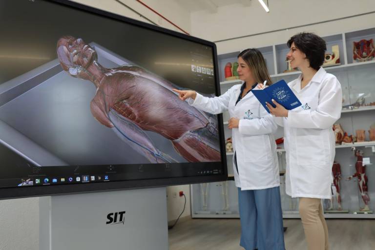 $!En la imagen se muestra a dos docentes: la enseñanza de ciencias de la salud se ha transformado a través de la simulación médica.