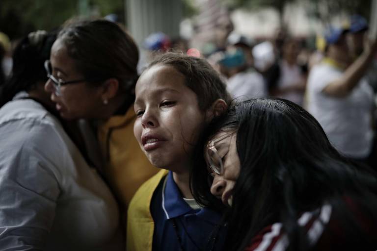 $!Venezolanos participan de una manifestación en rechazo a los resultados del Consejo Nacional Electoral (CNE), en las elecciones presidenciales del domingo que dieron como ganador al presidente de Venezuela Nicolás Maduro.