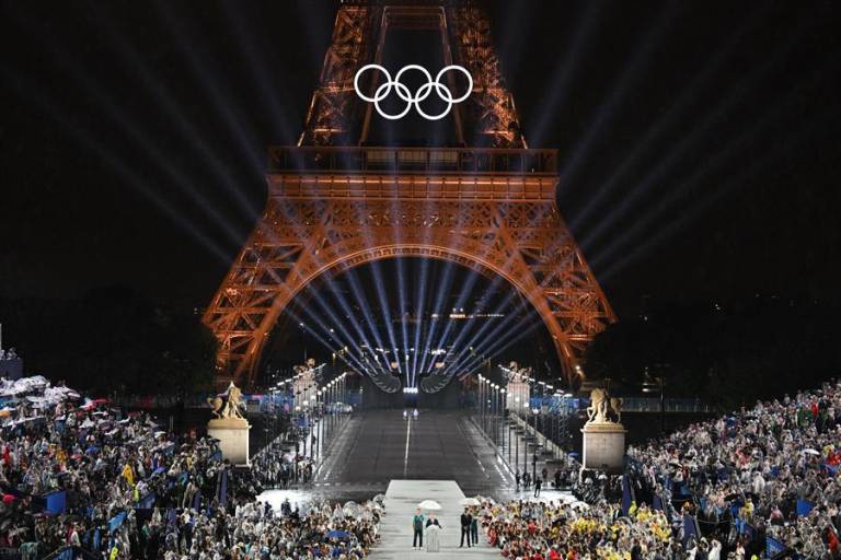 $!La Torre Eiffel luce iluminada, destacando los anillos olímpicos, casi al final de la ceremonia inaugural de París 2024.