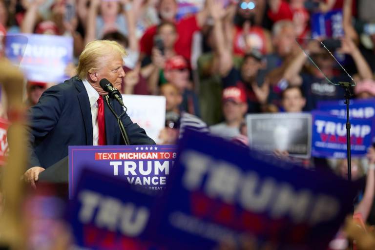 $!El candidato presidencial republicano Donald J. Trump habla en su primer mitin conjunto con el candidato republicano a la vicepresidencia, el senador JD Vance.