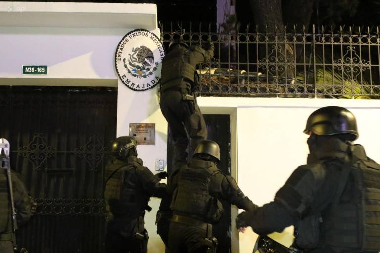 $!Fotografía que captó el ingreso de grupos especiales de la Policía a la Embajada de México para la captura del exvicepresidente Jorge Glas.