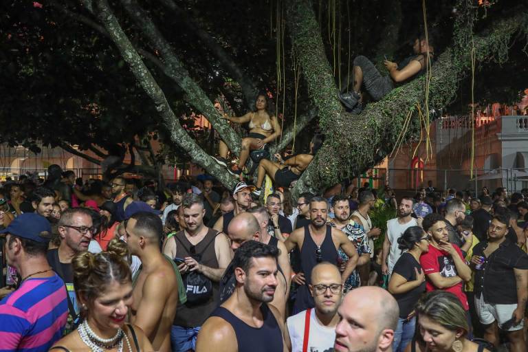 $!Seguidores de la cantante Madonna esperan en la playa de Copacabana este sábado, en Río de Janeiro.