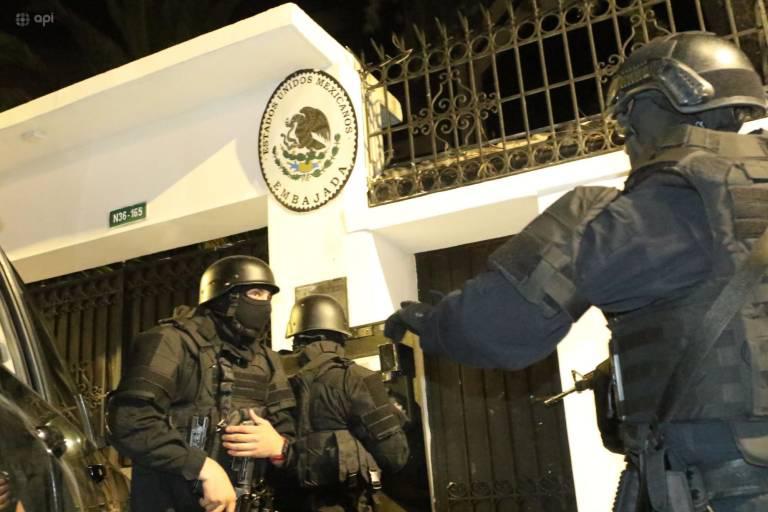 $!Fotografía que registró el ingreso de grupos especiales de la Policía a la Embajada de México para la captura del exvicepresidente Jorge Glas.