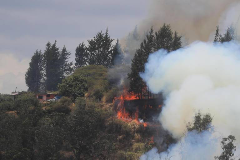 $!Fotografía de un incendio forestal este miércoles, en Quito.