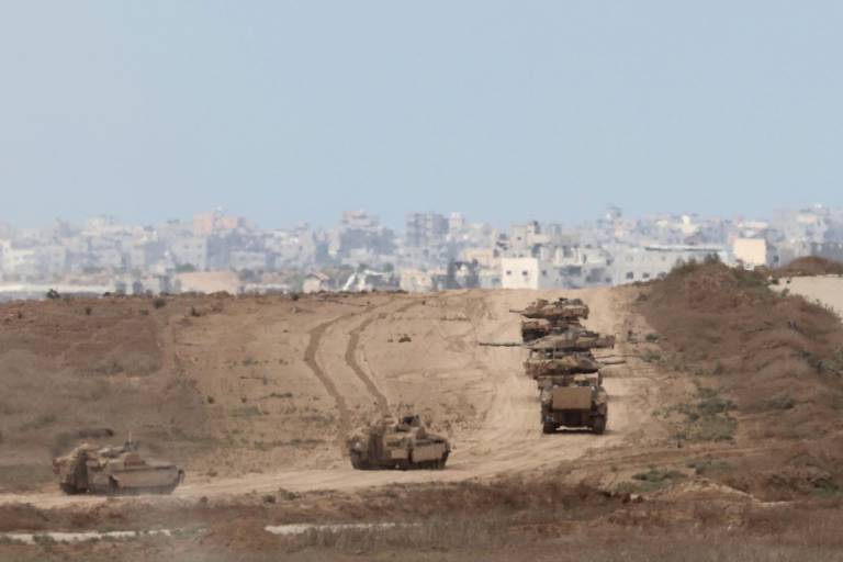 $!Vehículos blindados israelíes maniobran en una zona dentro del norte de la Franja de Gaza, visto desde la frontera con Gaza en el sur de Israel, el 6 de octubre de 2024.