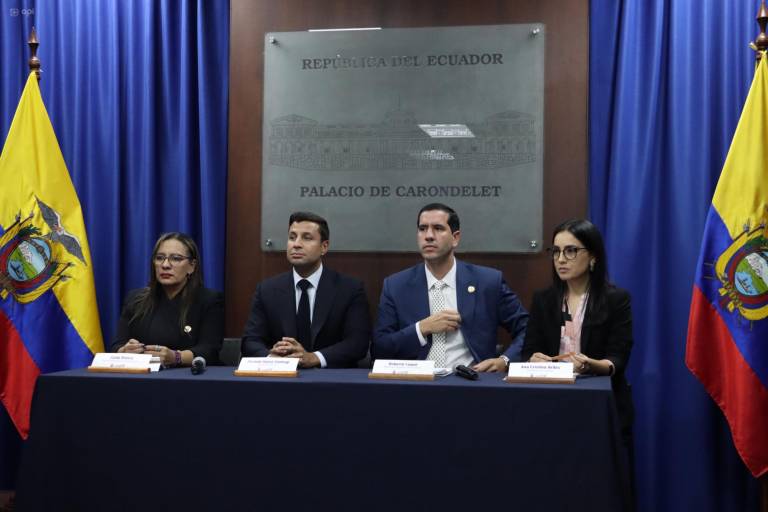 $!Rueda de Prensa sobre los mecanismos de protección a los usuarios del transporte, sobre la estabilización de los precios de las gasolinas Extra y Ecopaís, en el Palacio de Carondelet. Zaida Rovira, Michele Sensi-Contugui, Roberto Luque, Ana Cristina Avilés.