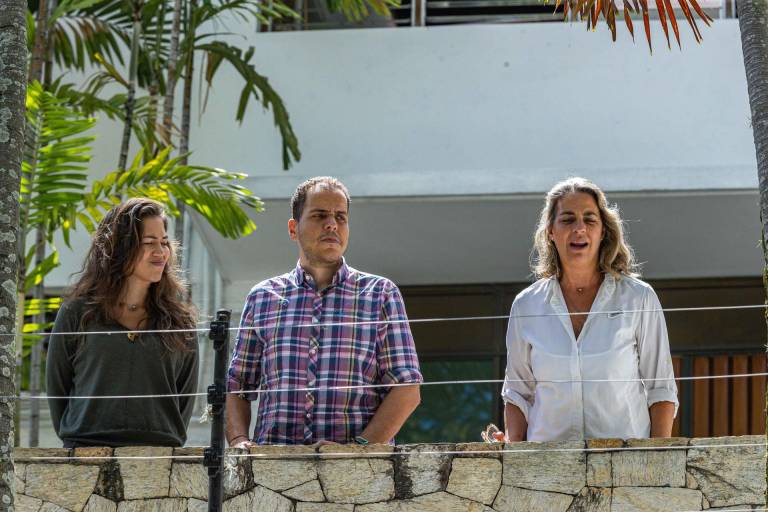 $!Claudia Macero (i), Pedro Uchurrurtu (c) y Magalli Meda, asilados en la residencia del embajador de Argentina, en Caracas (Venezuela).