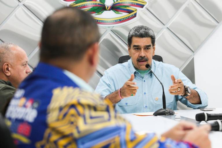 $!Fotografía cedida por prensa Miraflores del presidente de Venezuela, Nicolás Maduro, durante una reunión en el puesto de comando en Miraflores, este viernes en Caracas (Venezuela).