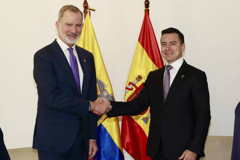 $!El rey Felipe VI (i) saluda al presidente ecuatoriano, Daniel Noboa, durante el encuentro que han mantenido en el marco de la XXIX Cumbre Iberoamericana de jefes de Estado y de Gobierno.