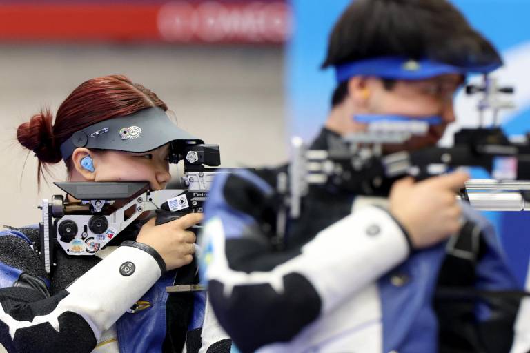 $!Los kazajos Alexandra Le e Islam Satpayev durante su participación en tiro deportivo que les permitió colgarse la medalla de bronce.