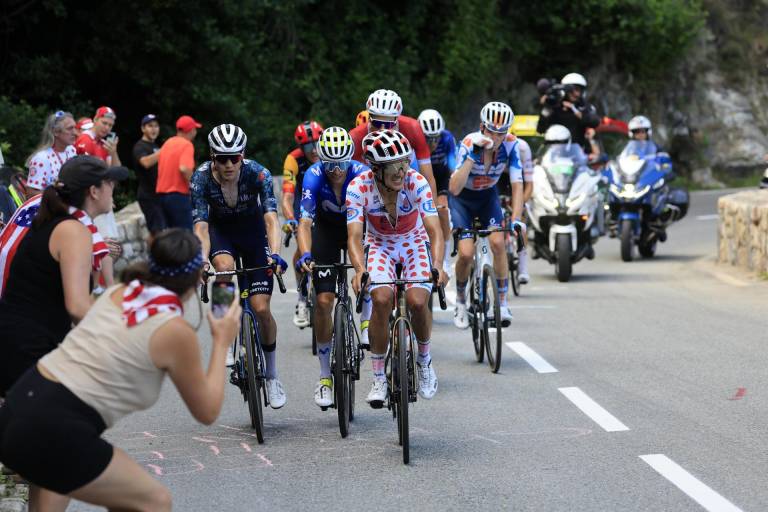 $!Los corredores del grupo de fuga, incluido el ciclista ecuatoriano Richard Carapaz de EF Education - EasyPost, en acción.